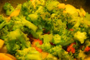 Salata calda cu cartofi si broccoli