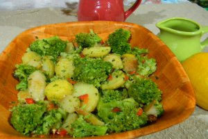 Salata calda cu cartofi si broccoli