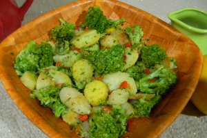 Salata calda cu cartofi si broccoli