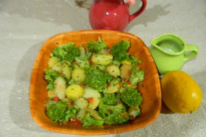 Salata calda cu cartofi si broccoli