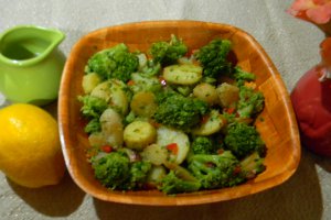 Salata calda cu cartofi si broccoli