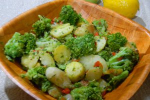 Salata calda cu cartofi si broccoli