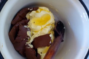 Tort brownie cu ricotta, zmeura si ciocolata
