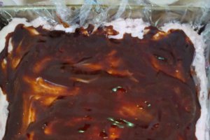 Tort brownie cu ricotta, zmeura si ciocolata