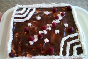 Tort brownie cu ricotta, zmeura si ciocolata