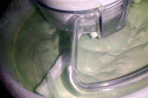 Inghetata de menta cu ciocolata amaruie
