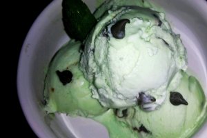 Inghetata de menta cu ciocolata amaruie