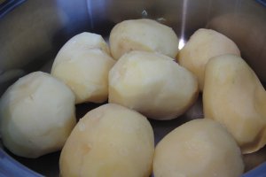 Tocana de cartofi cu ardei copti si costita afumata