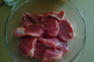 Friptura de porc cu cartofi noi aurii