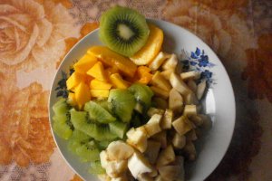 Pepene galben umplut cu salata de fructe