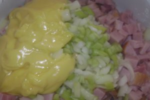 Salată de cartofi cu şuncă afumată