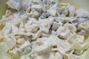 Salata de pui cu paste si porumb