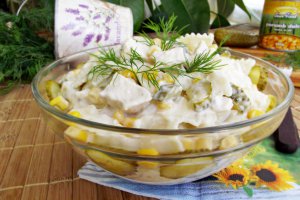 Salata de pui cu paste si porumb