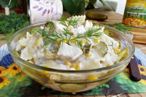 Salata de pui cu paste si porumb