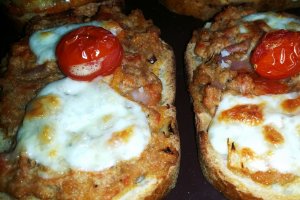 Bruschetta cu ton