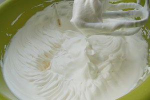 Prajitura cu crema de vanilie si frisca
