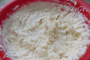 Prajitura cu crema de vanilie si frisca