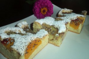 Prajitura pufoasa si aromata cu fructe si seminte