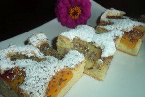 Prajitura pufoasa si aromata cu fructe si seminte