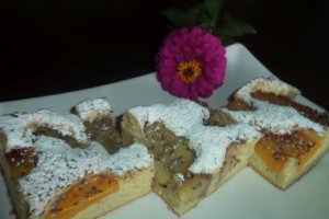 Prajitura pufoasa si aromata cu fructe si seminte