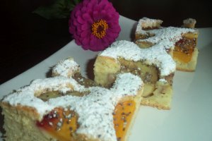 Prajitura pufoasa si aromata cu fructe si seminte