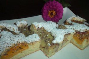 Prajitura pufoasa si aromata cu fructe si seminte