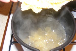 Piept de curcan cu sos de roşii şi busuioc