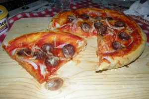 Tarta cu ceapa,carnati si cascaval afumat