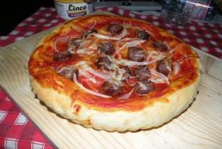 Tarta cu ceapa,carnati si cascaval afumat