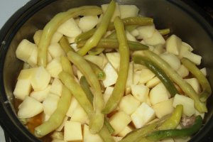 Fasole galbena cu carne de porc
