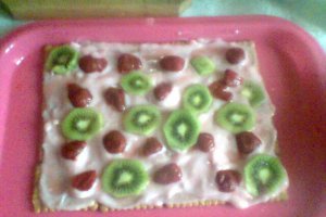 Tortulet de biscuiti cu budinca si fructe
