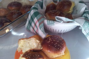 Chifle cu branza dulce si stafide