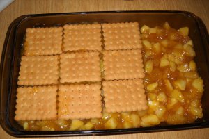 Desert prajitura cu mere, biscuiti si budinca (fara coacere)