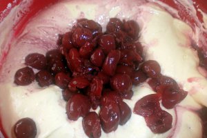 Prajitura cu visine, crema de cacao cu nuca si spuma