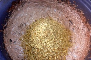 Prajitura cu visine, crema de cacao cu nuca si spuma