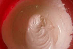 Prajitura cu visine, crema de cacao cu nuca si spuma