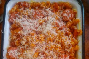 Paste cu carnati gratinate