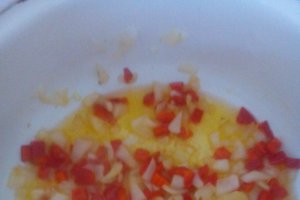 Orez cu legume si pulpe in sos