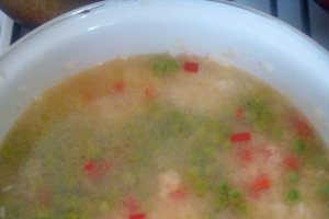 Orez cu legume si pulpe in sos