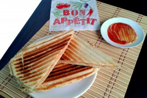 Sandvisuri cu cremwusti de pui facute la sandvismaker