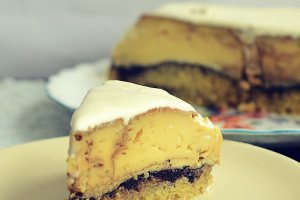 Tort cu crema de zahar ars si dulceata de afine