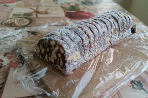 Salam de biscuiţi, reţetă cu cocos
