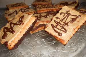 Prajitura cu foi de napolitana si biscuiti