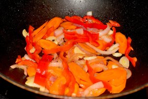 Pui cu legume si orez (in stil chinezesc)