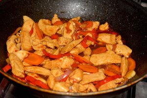 Pui cu legume si orez (in stil chinezesc)