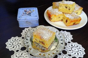 Prajitura turnata cu branza si stafide