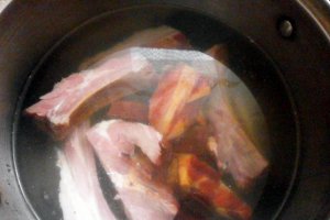 Mancare de fasole cu cap de piept de porc afumat