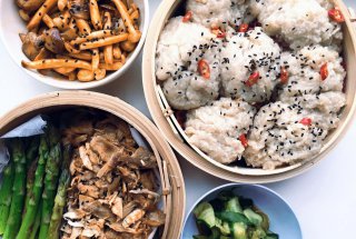 Dim Sum cu pui, chifle cu cocos, castraveti murati si sos Hoisin