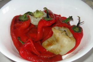 Salata de ardei copti cu usturoi