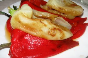 Salata de ardei copti cu usturoi